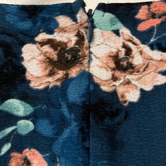 Beautiful floral Elle dress - Picture 3 of 5